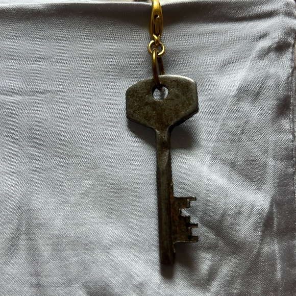 Anthropologie Antiqued Skeleton Key Shoe Charm NWOT shoe charms anthropologie - Picture 1 of 3